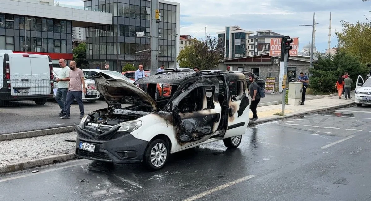 İstanbul'da Adliye Önünde Şok Olay: Araç Alevler İçinde Kaldı - Sayfa 3