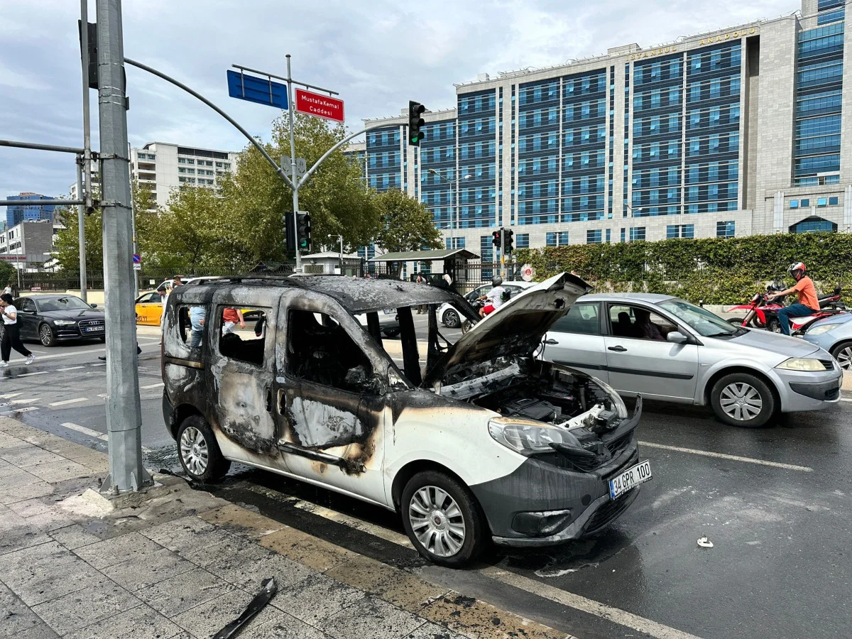 İstanbul'da Adliye Önünde Şok Olay: Araç Alevler İçinde Kaldı - Sayfa 4