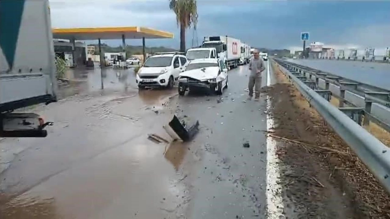 Aydın'da sağanak yağış kazaya neden oldu: 3 yaralı