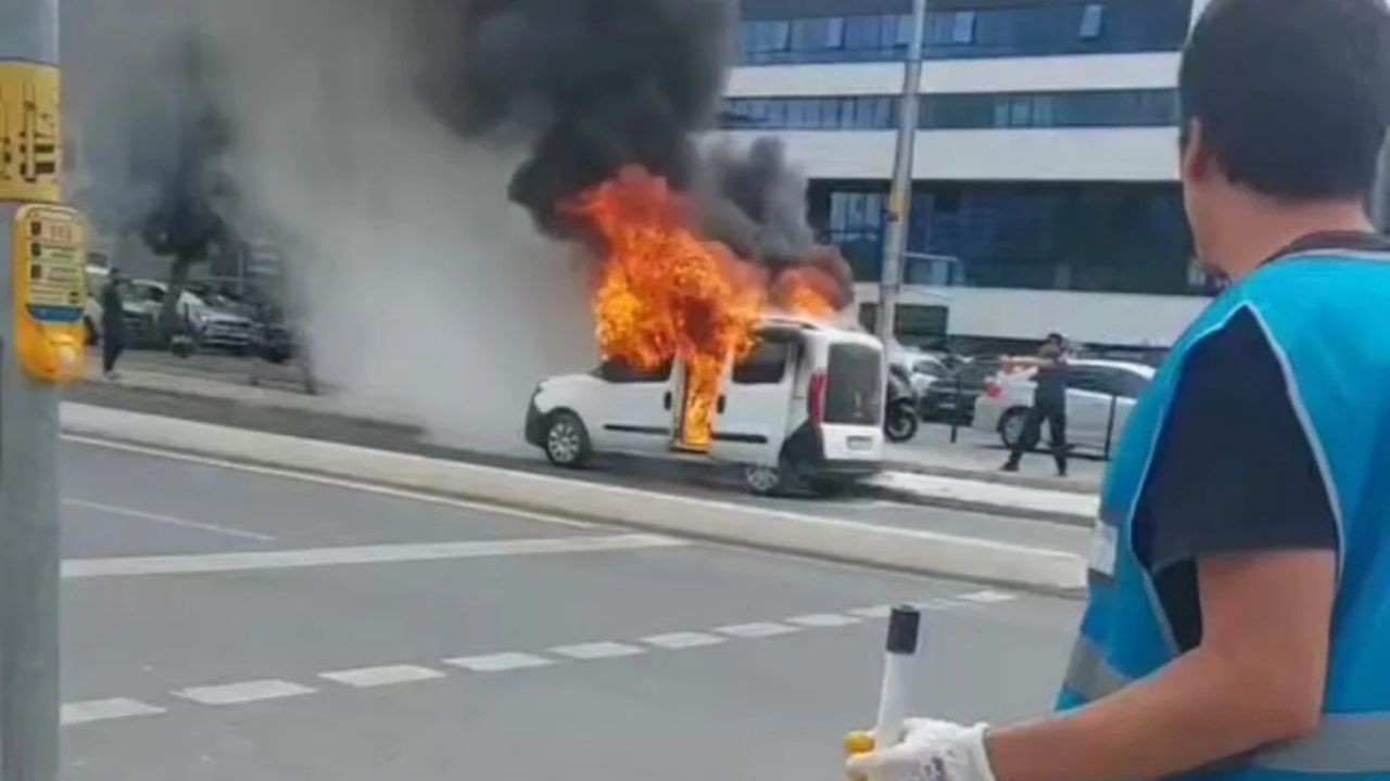 İstanbul'da Adliye Önünde Şok Olay: Araç Alevler İçinde Kaldı