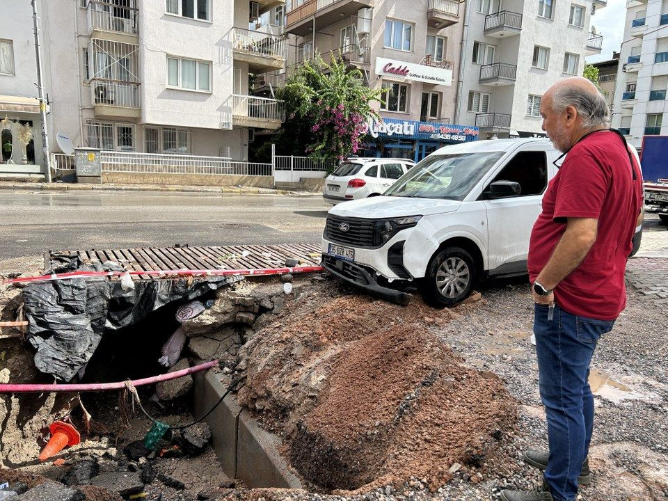 İzmir'i yaz sağanağı vurdu: 1 araç göçen yolun içine düştü - Sayfa 5