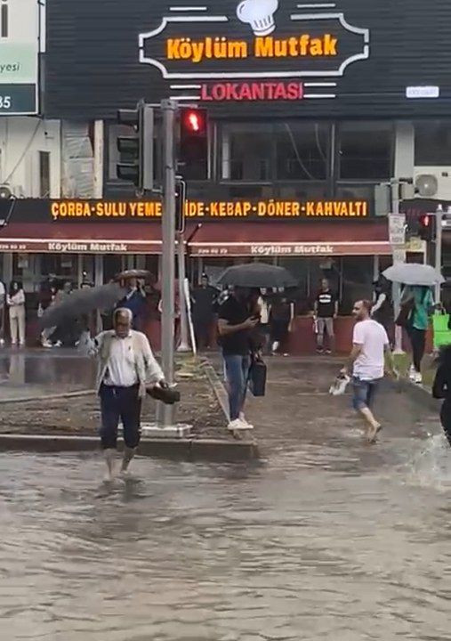 İzmir'i yaz sağanağı vurdu: 1 araç göçen yolun içine düştü - Sayfa 3