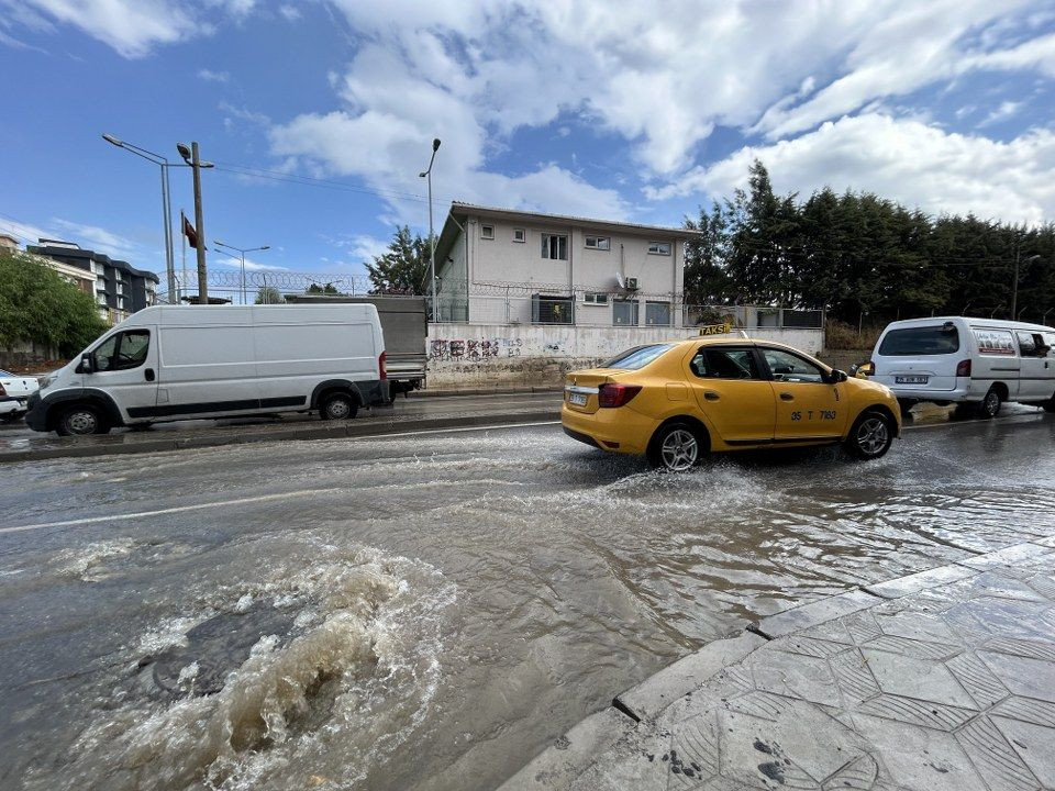 İzmir'i yaz sağanağı vurdu: 1 araç göçen yolun içine düştü - Sayfa 1