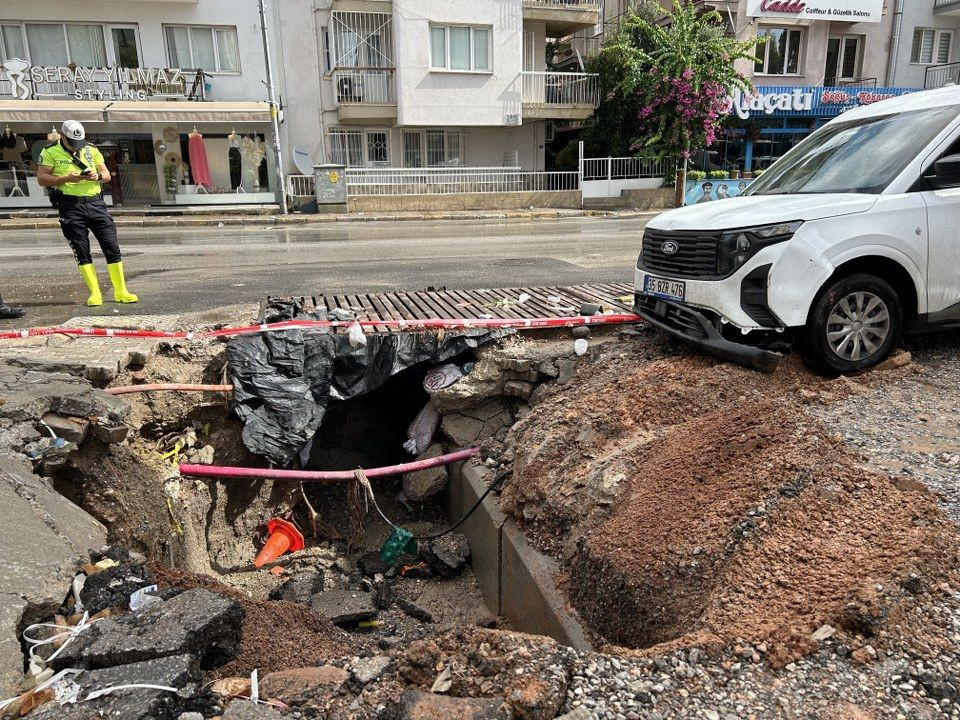 İzmir'i yaz sağanağı vurdu: 1 araç göçen yolun içine düştü - Sayfa 2