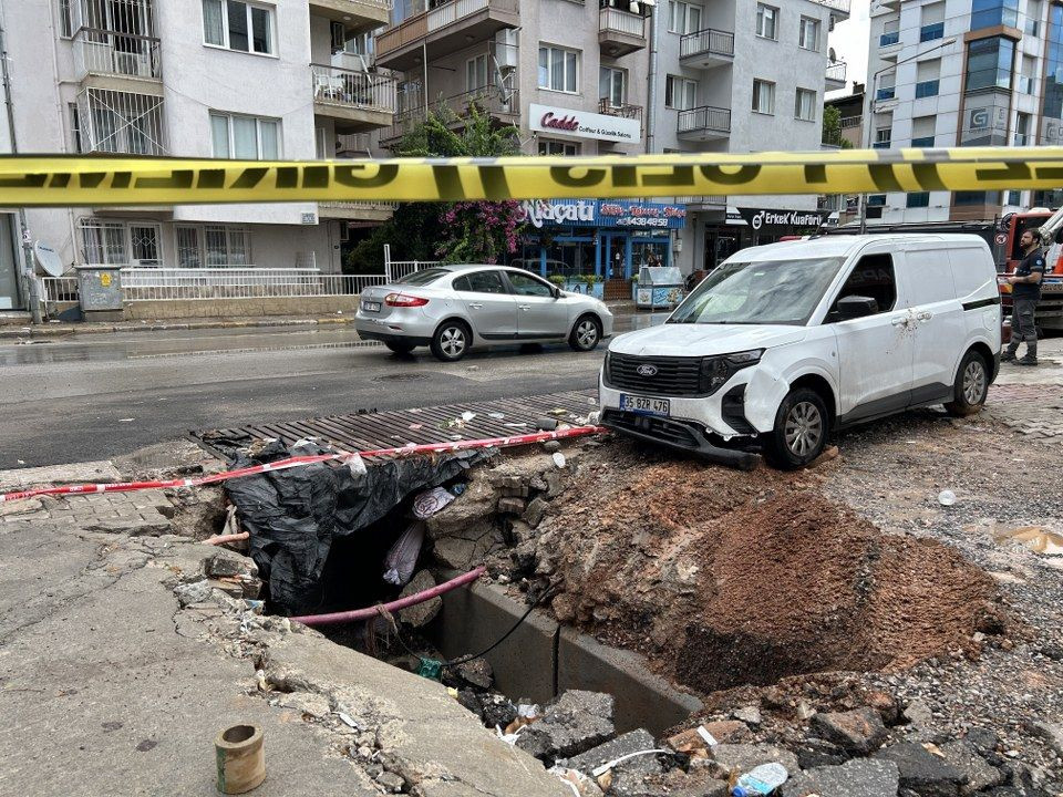 İzmir'i yaz sağanağı vurdu: 1 araç göçen yolun içine düştü - Sayfa 6