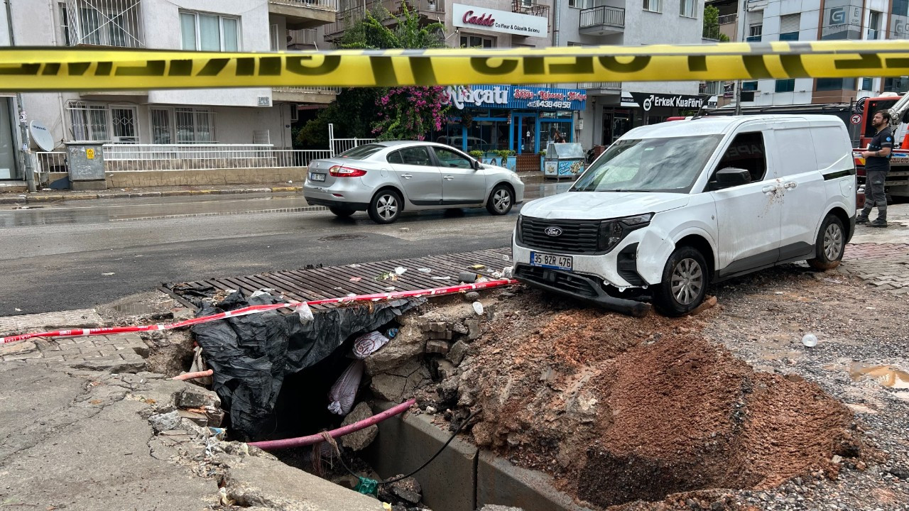 İzmir'i yaz sağanağı vurdu: 1 araç göçen yolun içine düştü