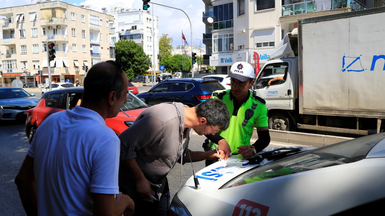 Halk otobüsü ile otomobil çarpıştı: 2 kişi yaralandı