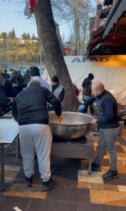 Sopayla öldürülen gencin depremzedelere yemek yaptığı görüntüler ortaya çıktı - Sayfa 3