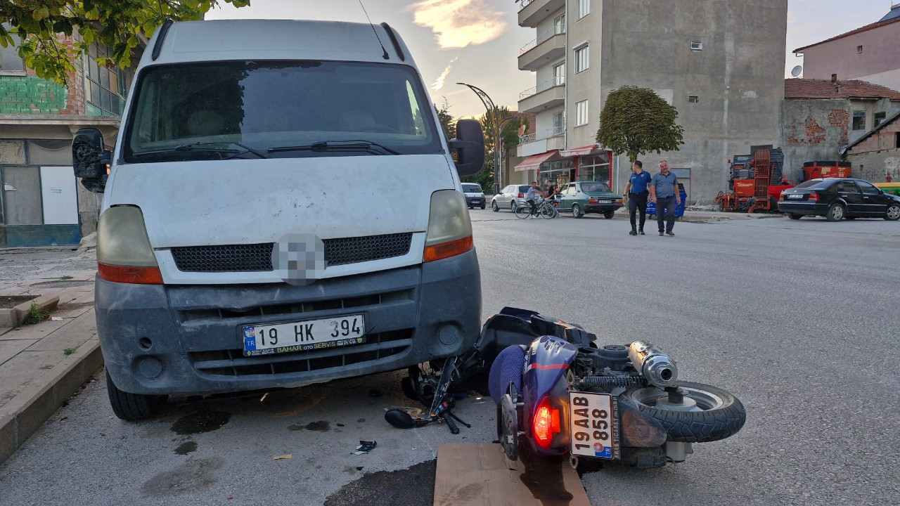 Motosiklet Kontrolden Çıktı, Ticari Aracın Altına Girdi: 2 Yaralı