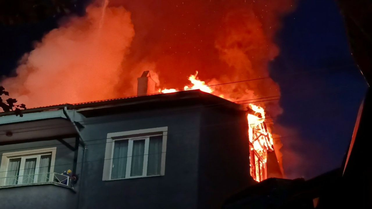 Yıldırım Düşen Evin Çatısı Alev Aldı: Mahalle Sokağa Döküldü - Sayfa 6