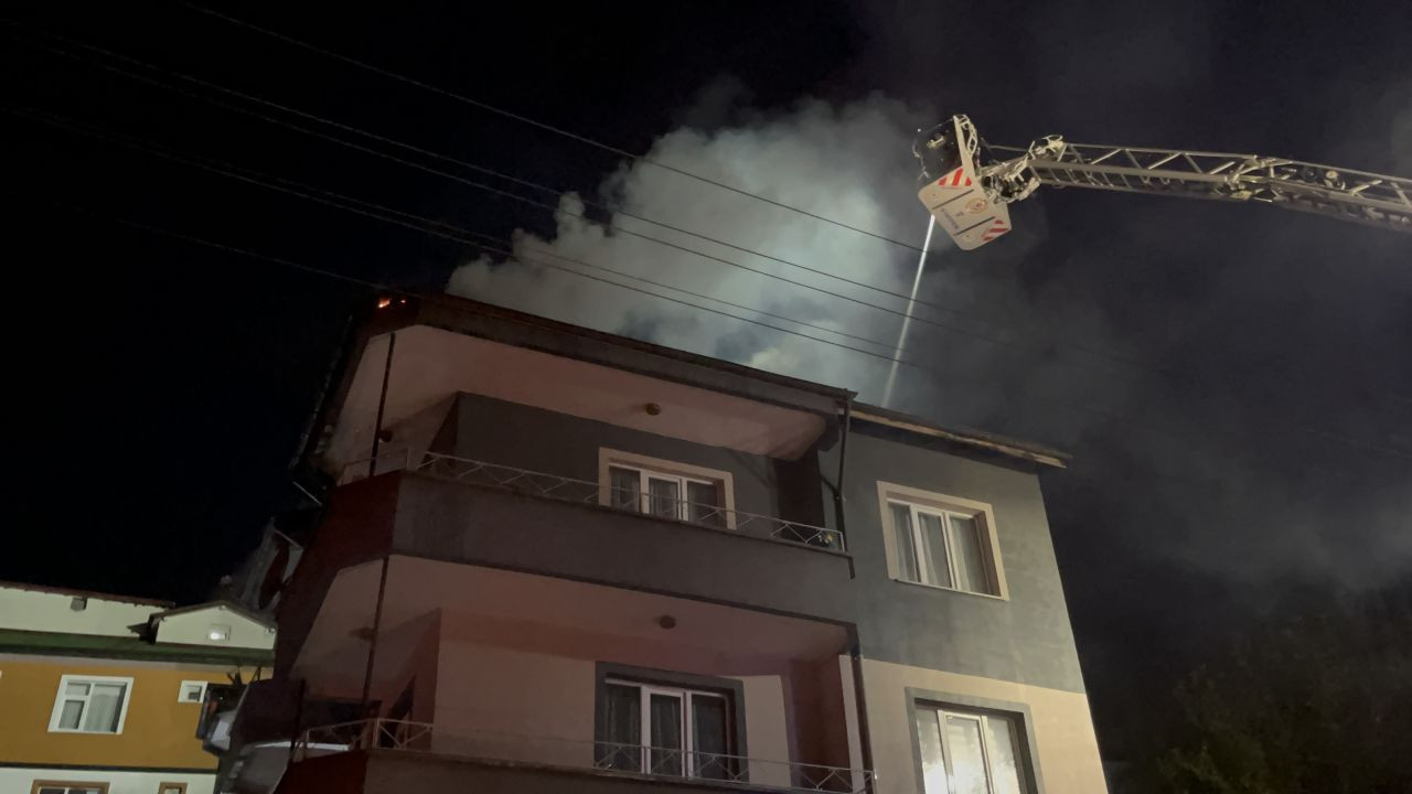 Yıldırım Düşen Evin Çatısı Alev Aldı: Mahalle Sokağa Döküldü - Sayfa 4