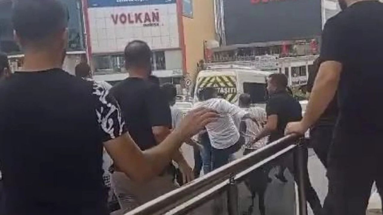 İstanbul'da Kaza Sonrası Tekmeler Havada Uçuştu