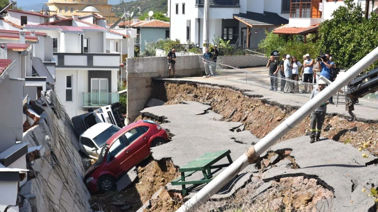 Şiddetli Yağış İstinat Duvarını Yıktı: 3 Araç Kullanılamaz Hale Geldi