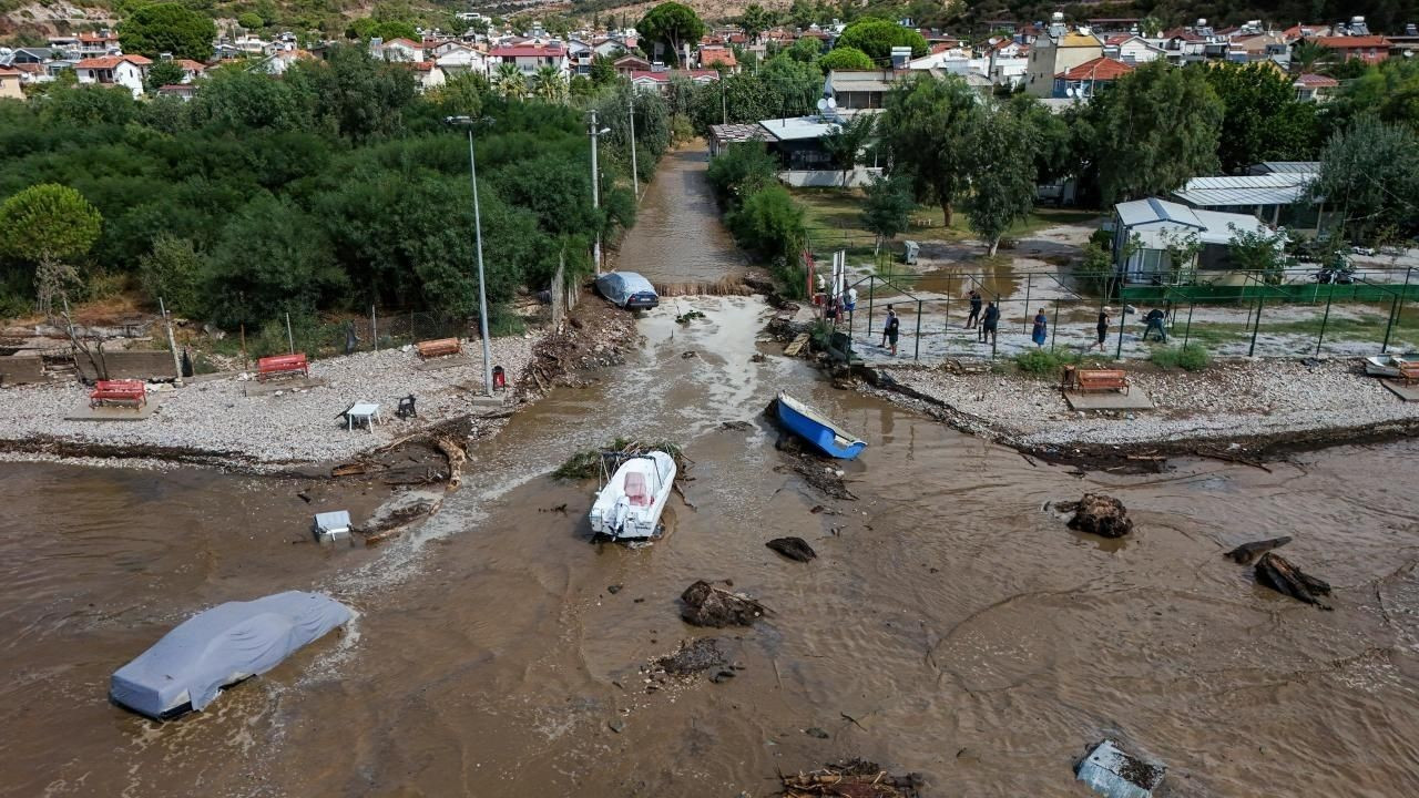 İzmir’de Sağanak Yağış: 4 Bina Hasar Gördü, 47 Bina Su Bastı