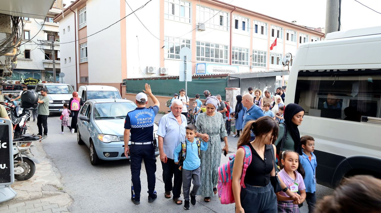 Büyükşehir'den Okul Çevrelerinde Güvenlik Tedbirleri: Huzurlu Eğitim İçin Denetimler Sıklaştı - Sayfa 1