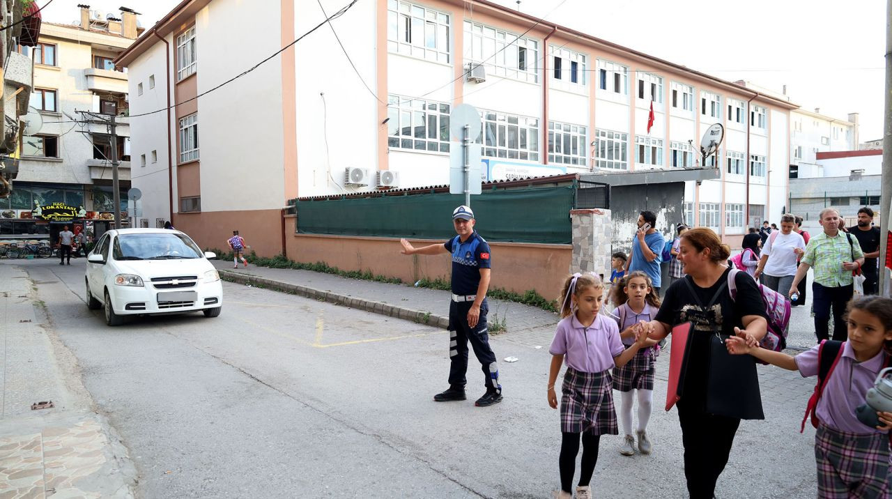 Büyükşehir'den Okul Çevrelerinde Güvenlik Tedbirleri: Huzurlu Eğitim İçin Denetimler Sıklaştı - Sayfa 4