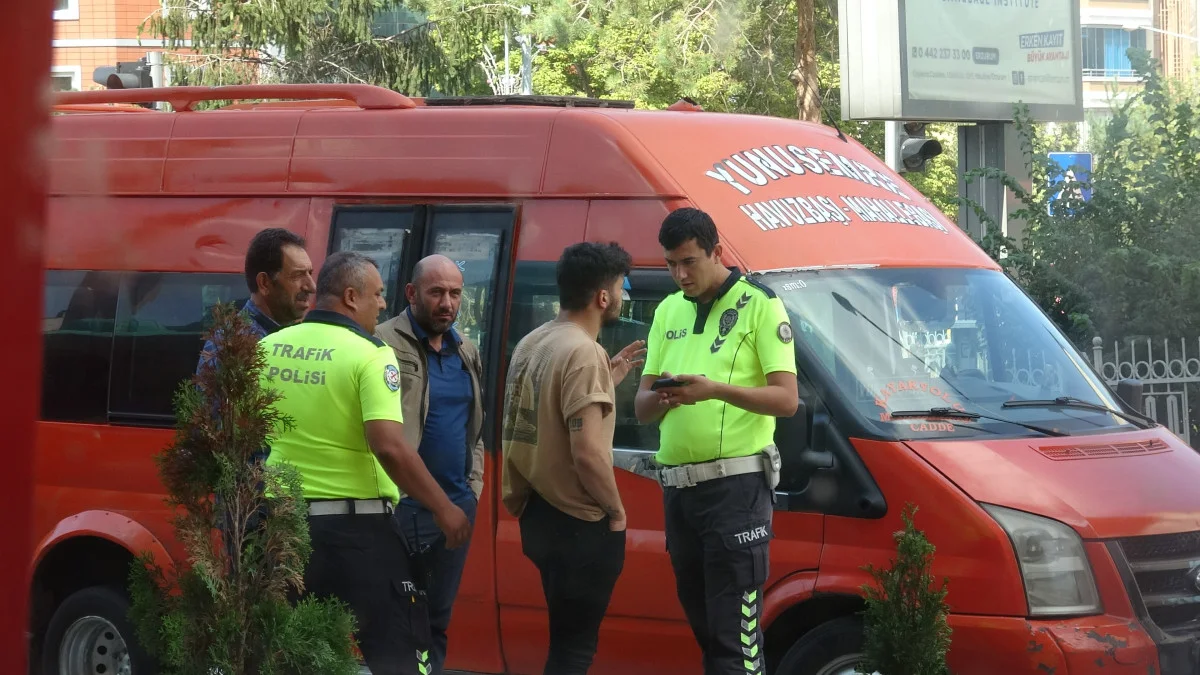 Kapısı Açık Minibüsten Düşen Yolcu Hastanelik Oldu, Şoför Kaçtı - Sayfa 3