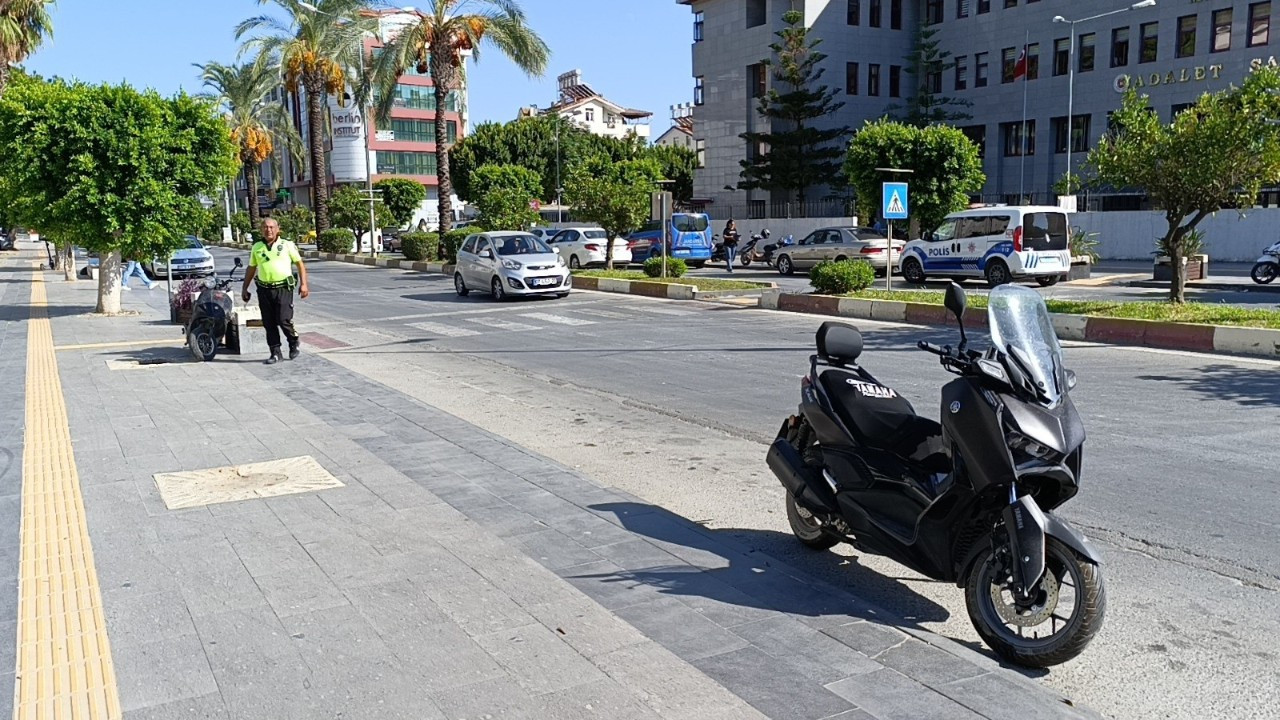 Manavgat'ta elektrikli bisiklet ile motosiklet çarpıştı: 3 yaralı