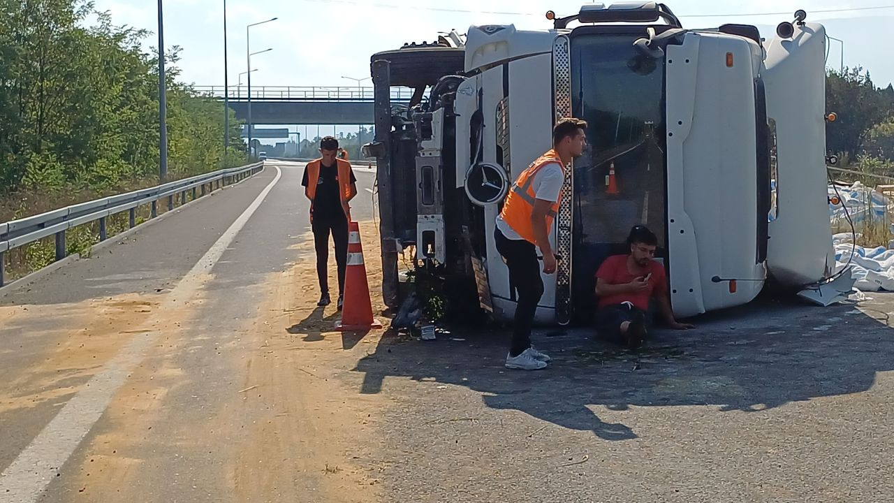 TEM Otoyolu'nda Çimento Yüklü Tır Devrildi, Sürücü Yardım Bekledi - Sayfa 1