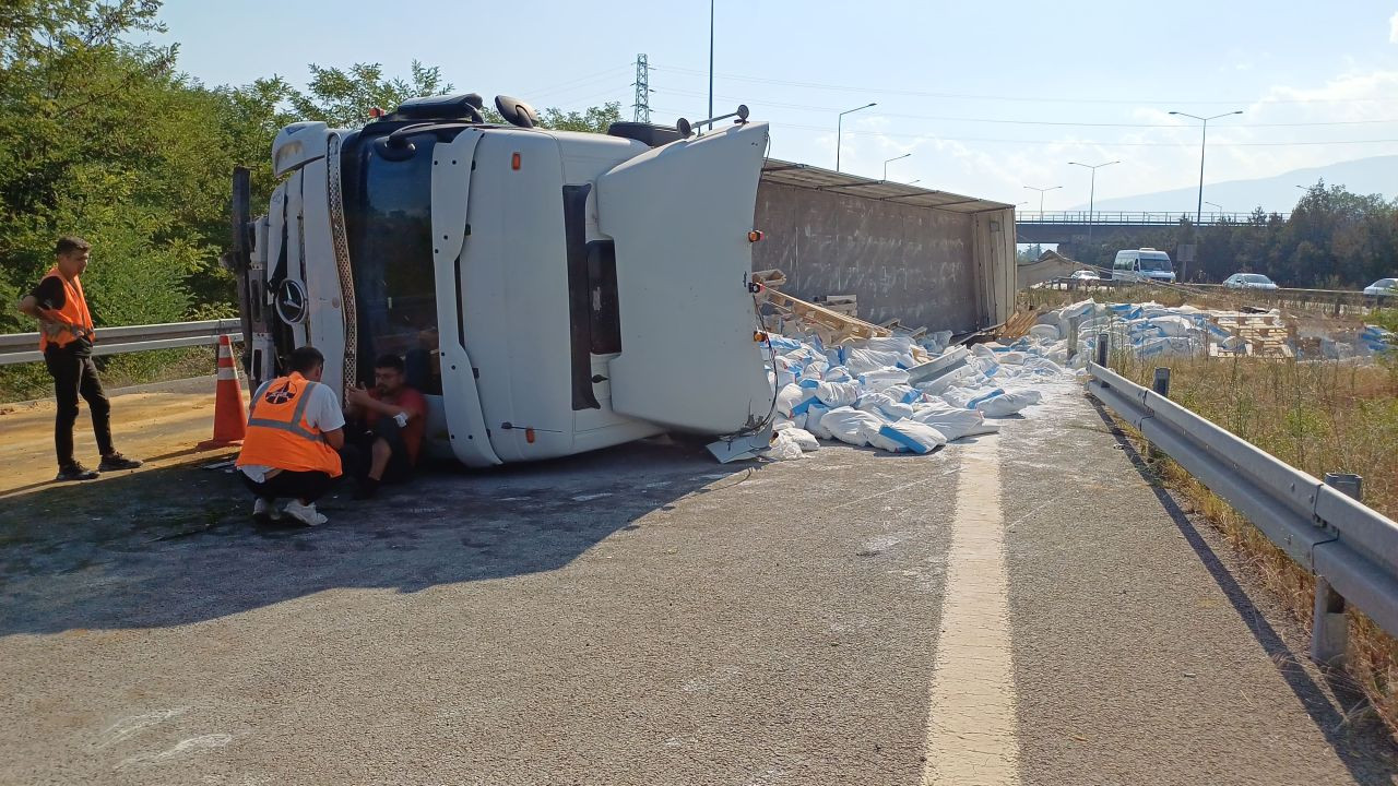 TEM Otoyolu'nda Çimento Yüklü Tır Devrildi, Sürücü Yardım Bekledi - Sayfa 3