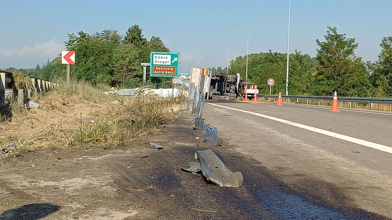 TEM Otoyolu'nda Çimento Yüklü Tır Devrildi, Sürücü Yardım Bekledi - Sayfa 5