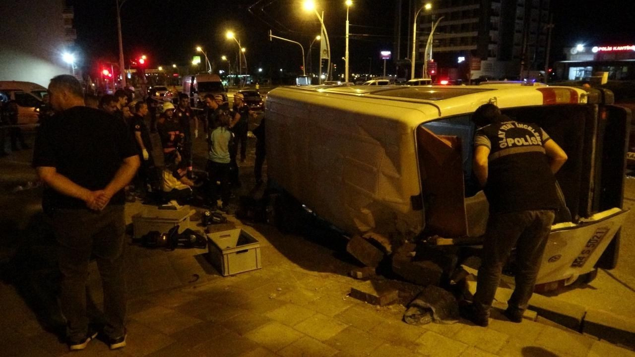 Malatya'da Feci Kaza: Otomobil ile İşçi Servisi Çarpıştı, 1 Ölü, 13 Yaralı