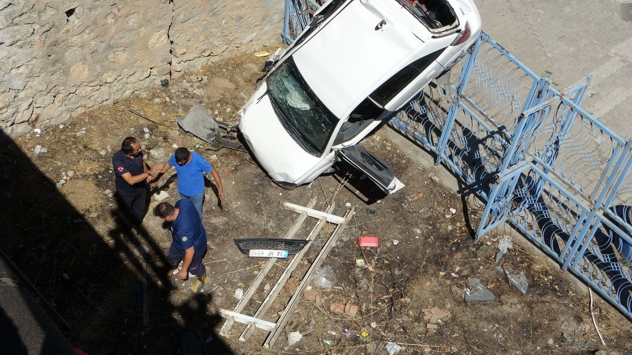 Köprüden uçan araç dik şekilde asılı kaldı - Sayfa 4