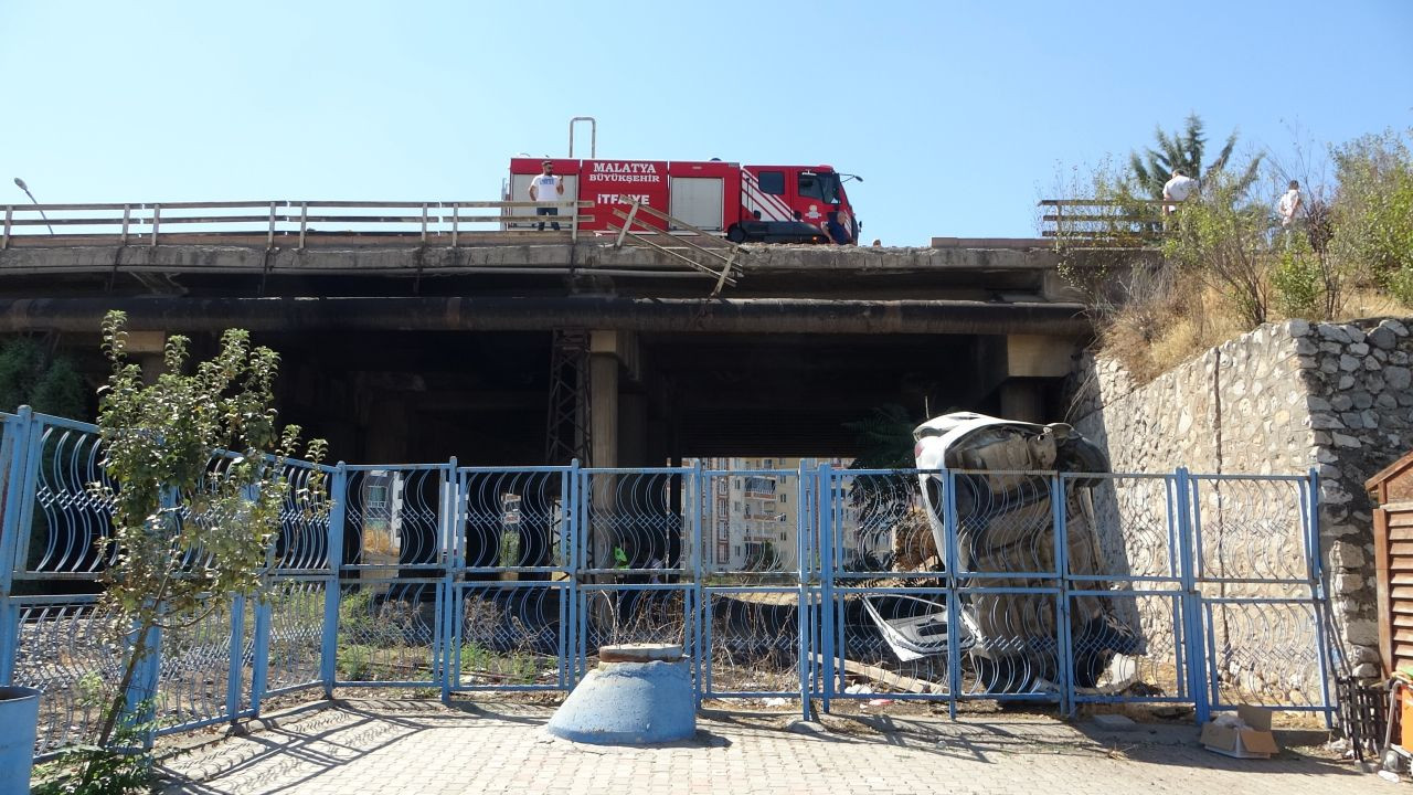 Köprüden uçan araç dik şekilde asılı kaldı - Sayfa 1