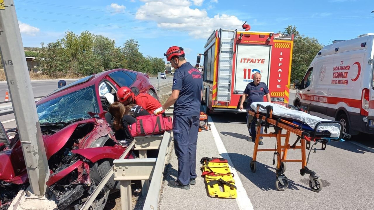 Balıkesir'de otoyolda trafik kazası; 3 yaralı