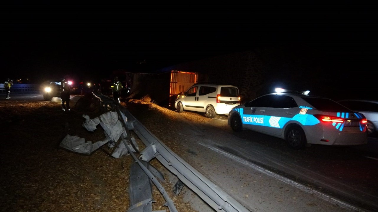 Çanakkale'de Tır Kazasında Sürücü Hayatını Kaybetti