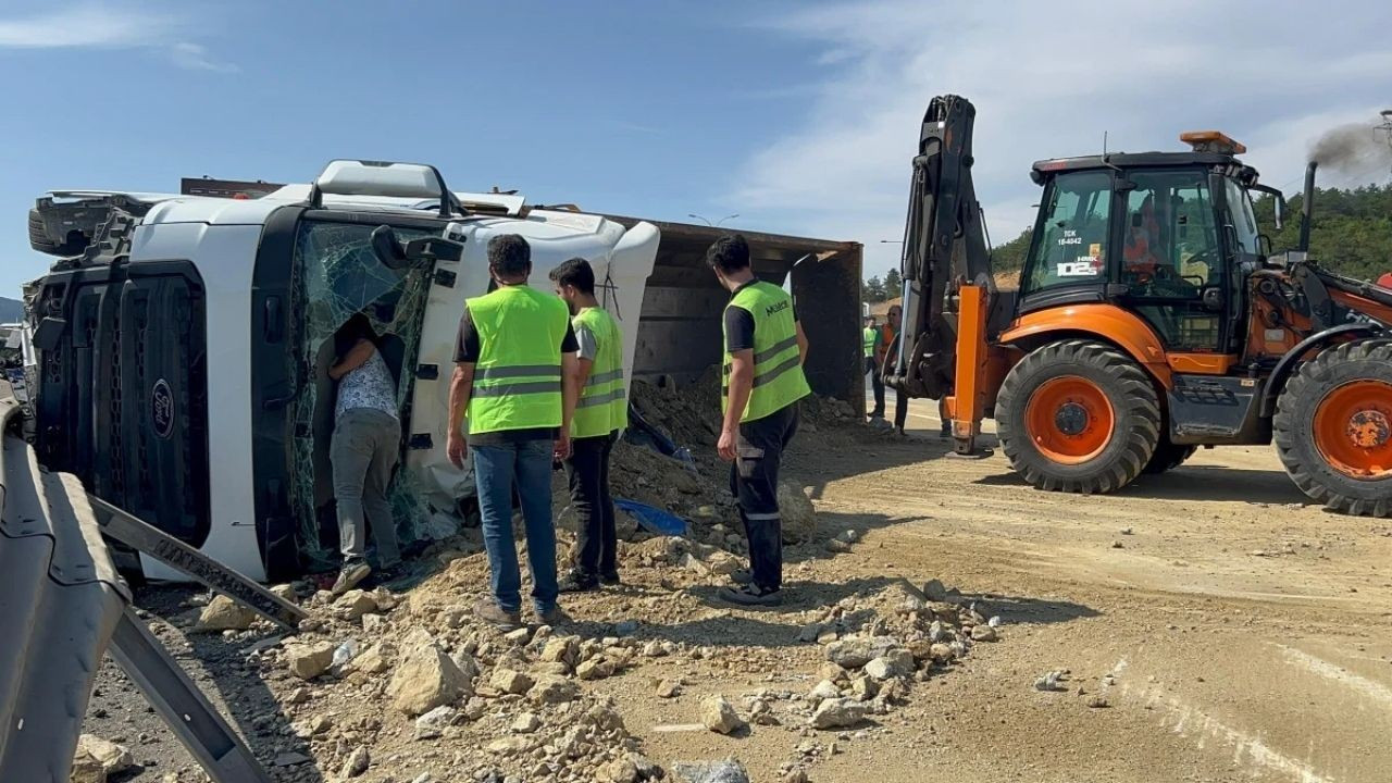 Pendik TEM Otoyolu'nda Hafriyat Yüklü Kamyon Devrildi: Sürücü Sıkıştı