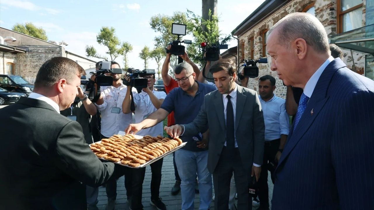 Cumhurbaşkanı Erdoğan'dan Gazetecilere Kandil Simidi İkramı