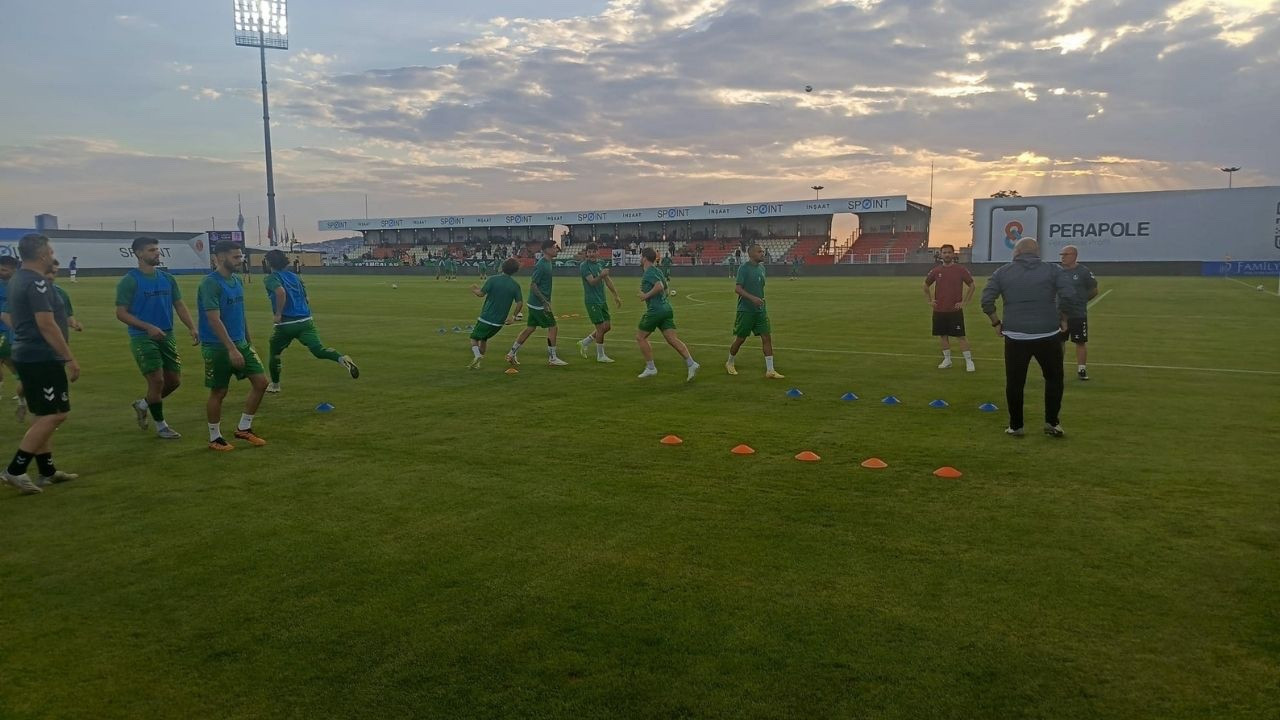 Sakaryaspor Maç Öncesi Isınmak için Sahada!