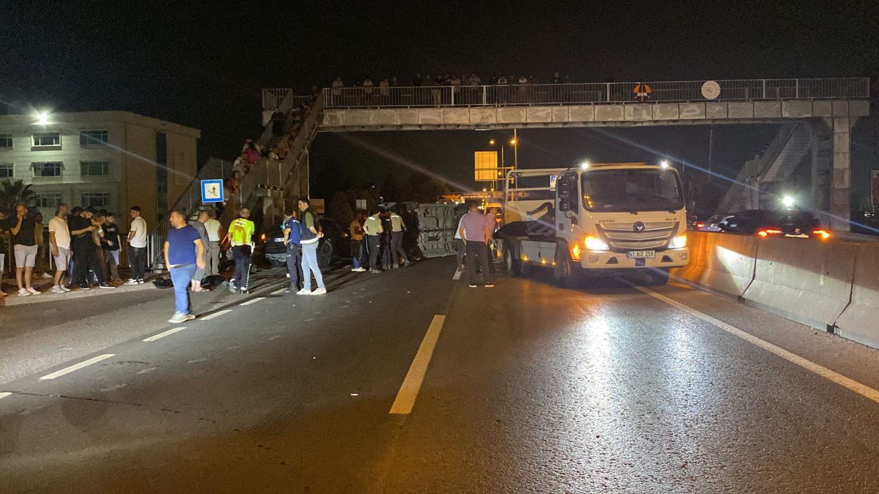 Otomobil ile Çarpışan Servis Minibüsü Devrildi, 7 Yaralı - Sayfa 8