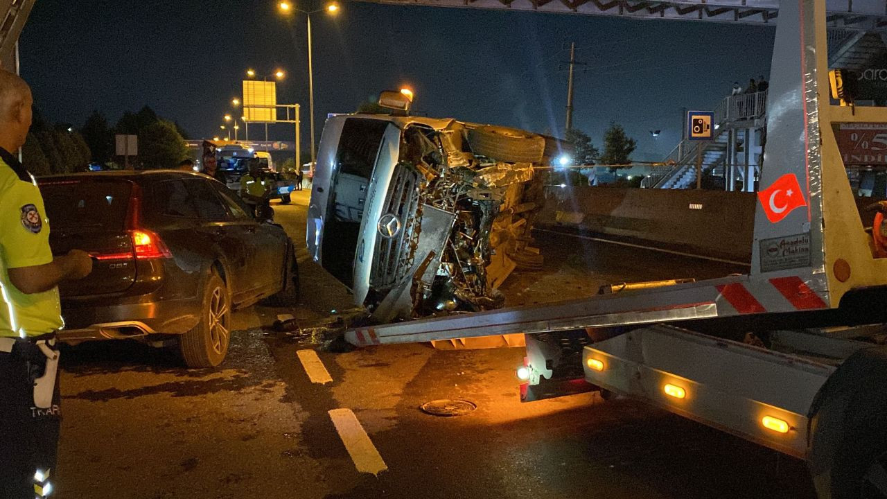 Otomobil ile Çarpışan Servis Minibüsü Devrildi, 7 Yaralı - Sayfa 2