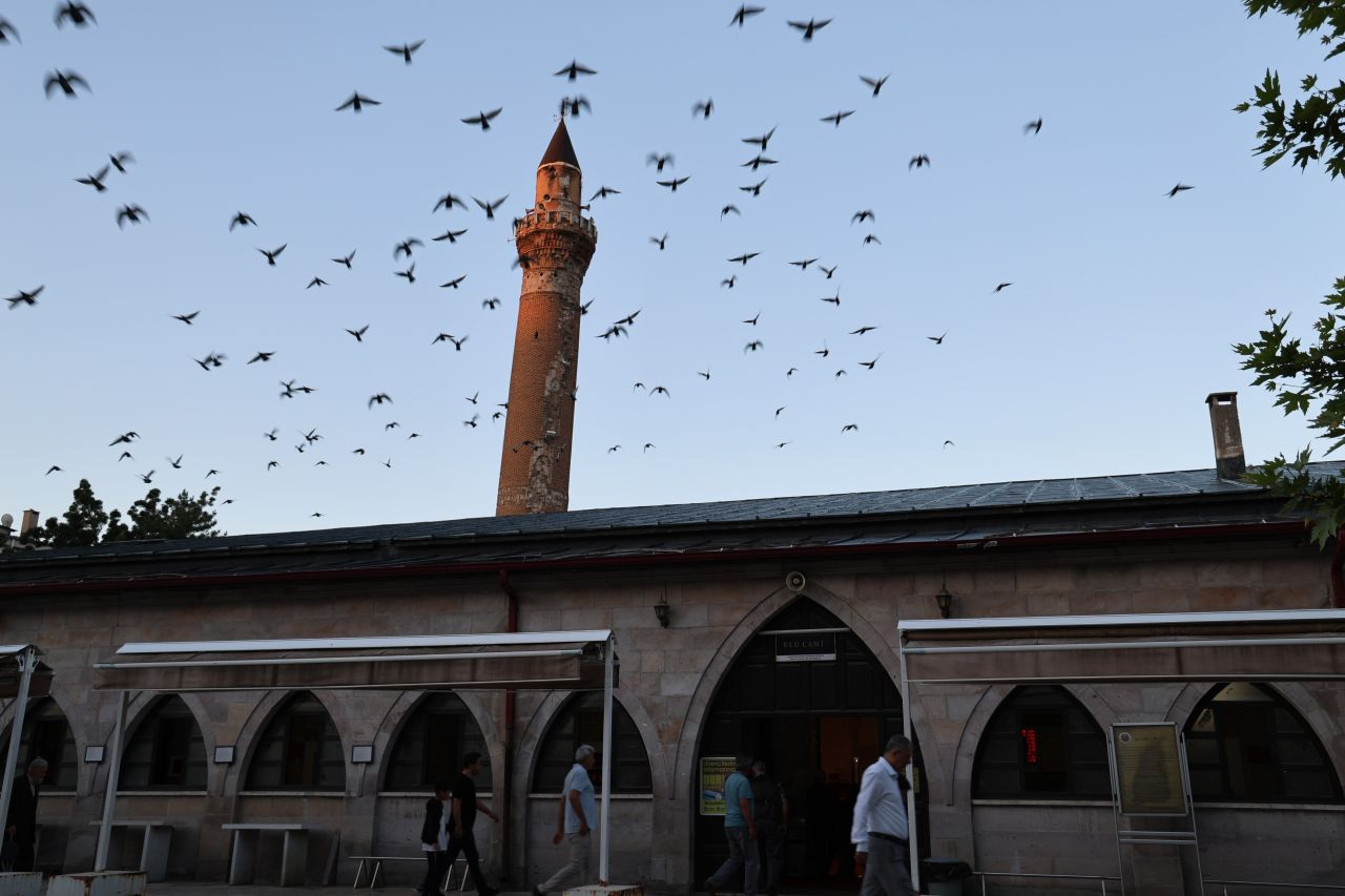 831 Yıllık Sivas Ulu Camii'nde Mevlit Kandili Programı - Sayfa 1