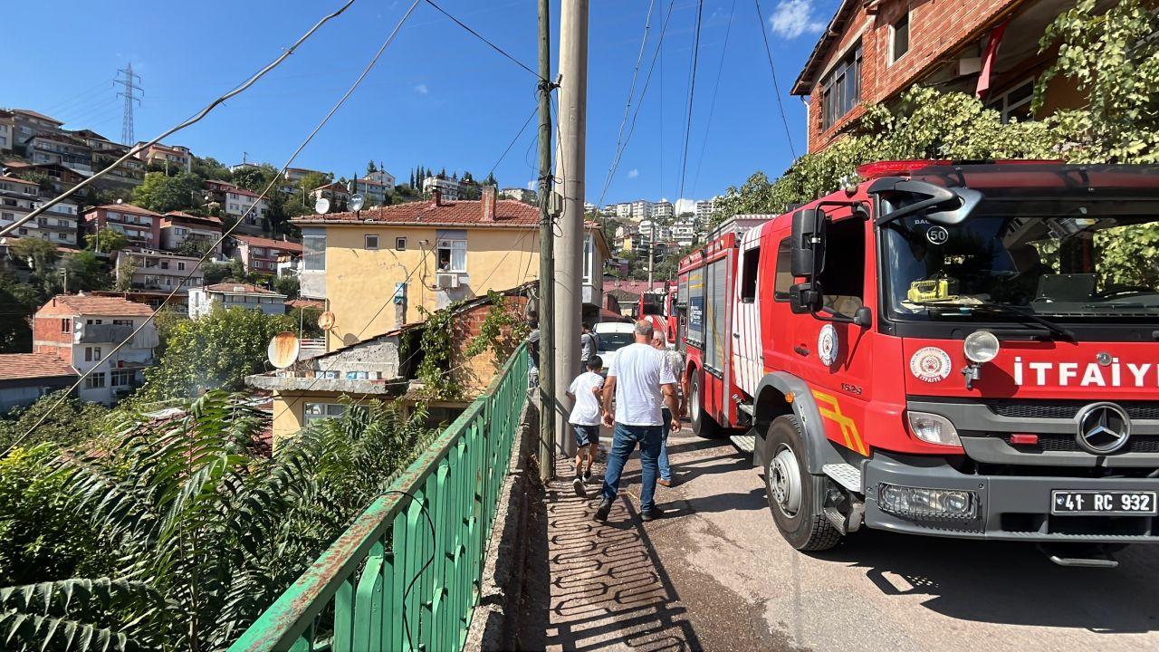 Kocaeli'de Tek Katlı Binanın Çatısında Korkutan Yangın - Sayfa 2