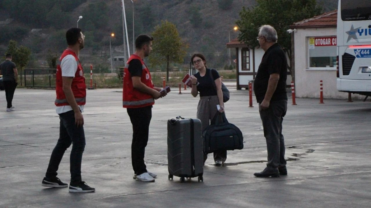 Amasya'da Rektör, Yeni Öğrencileri Otogarda Karşıladı