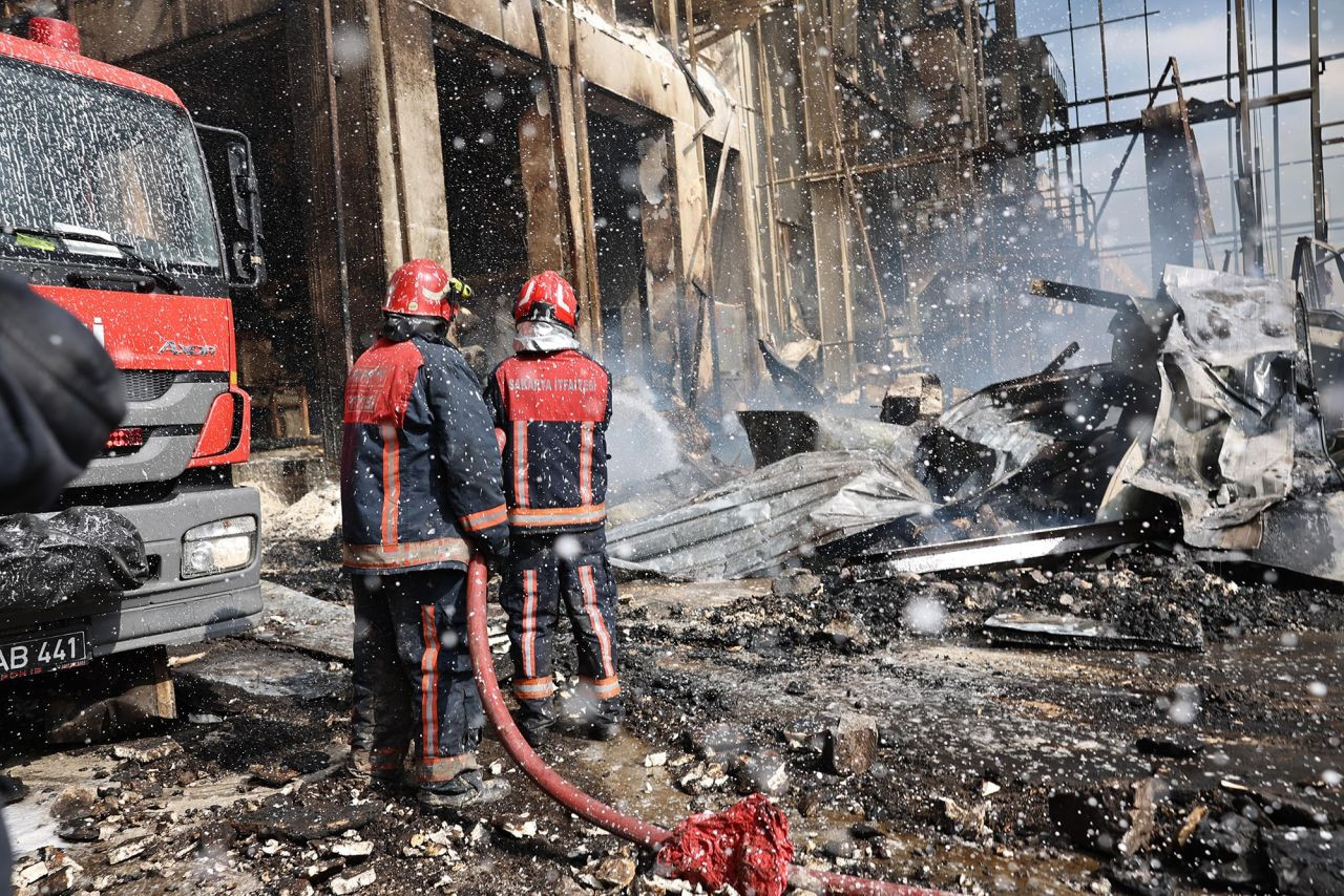 Patlama Bölgesinde Sakarya Büyükşehir İtfaiyesi Canla Başla Çalışıyor - Sayfa 12