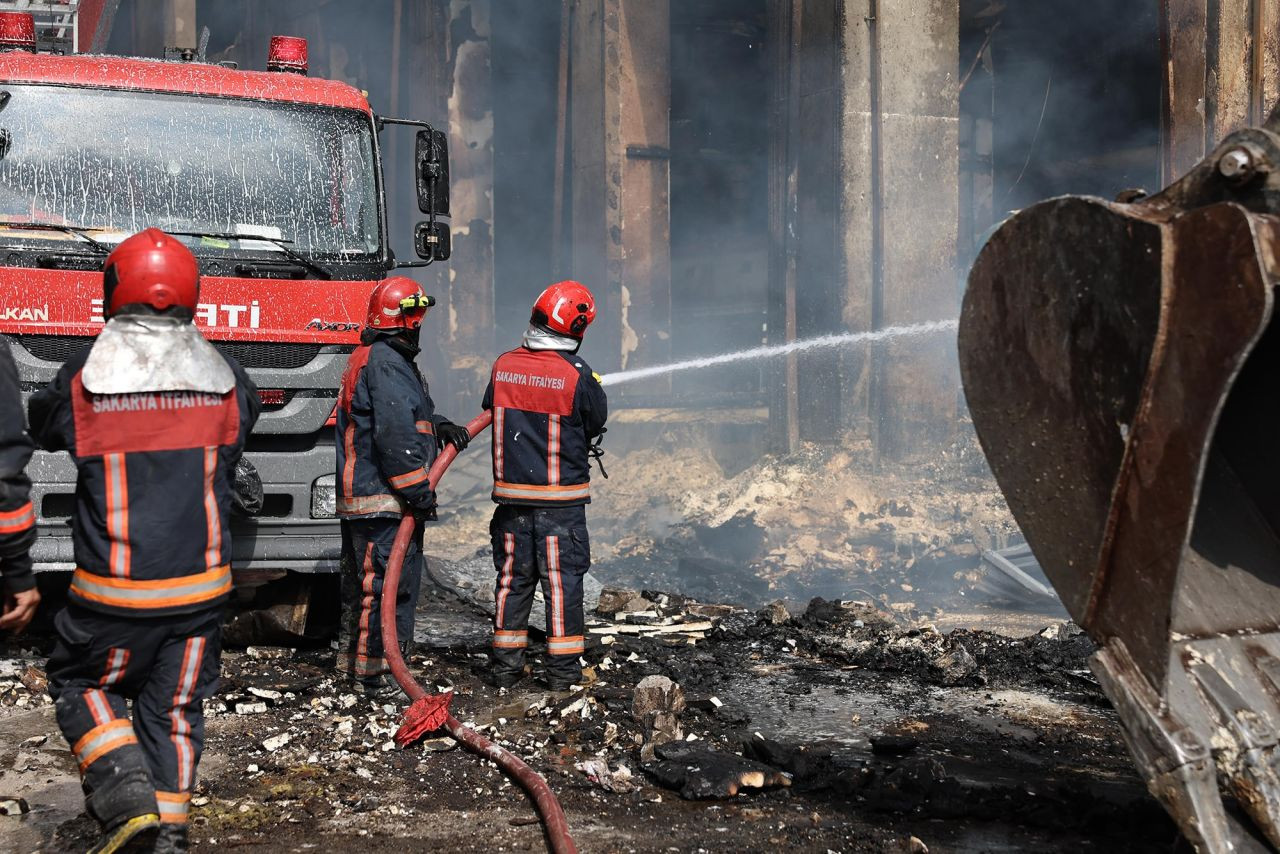 Patlama Bölgesinde Sakarya Büyükşehir İtfaiyesi Canla Başla Çalışıyor - Sayfa 11