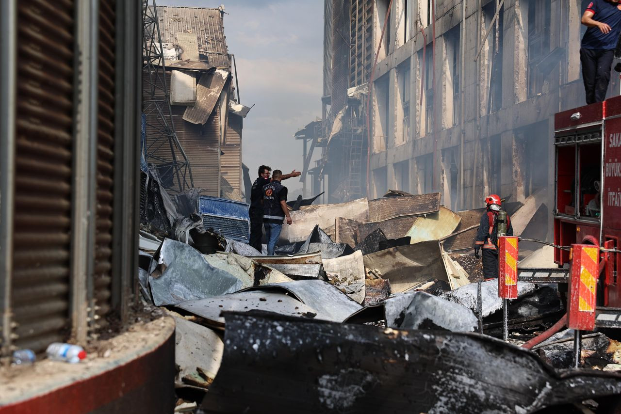 Patlama Bölgesinde Sakarya Büyükşehir İtfaiyesi Canla Başla Çalışıyor - Sayfa 3