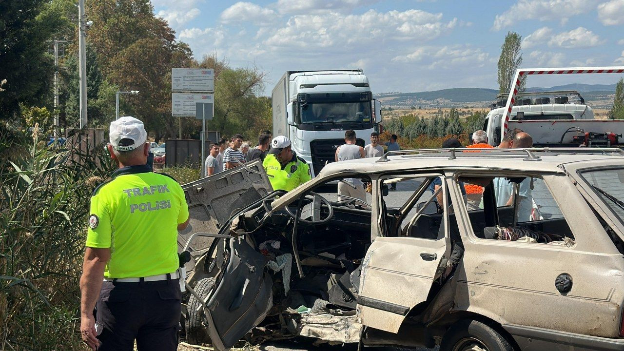 Uşak’ta otomobiller çarpıştı: 1 ölü, 4 yaralı - Sayfa 9