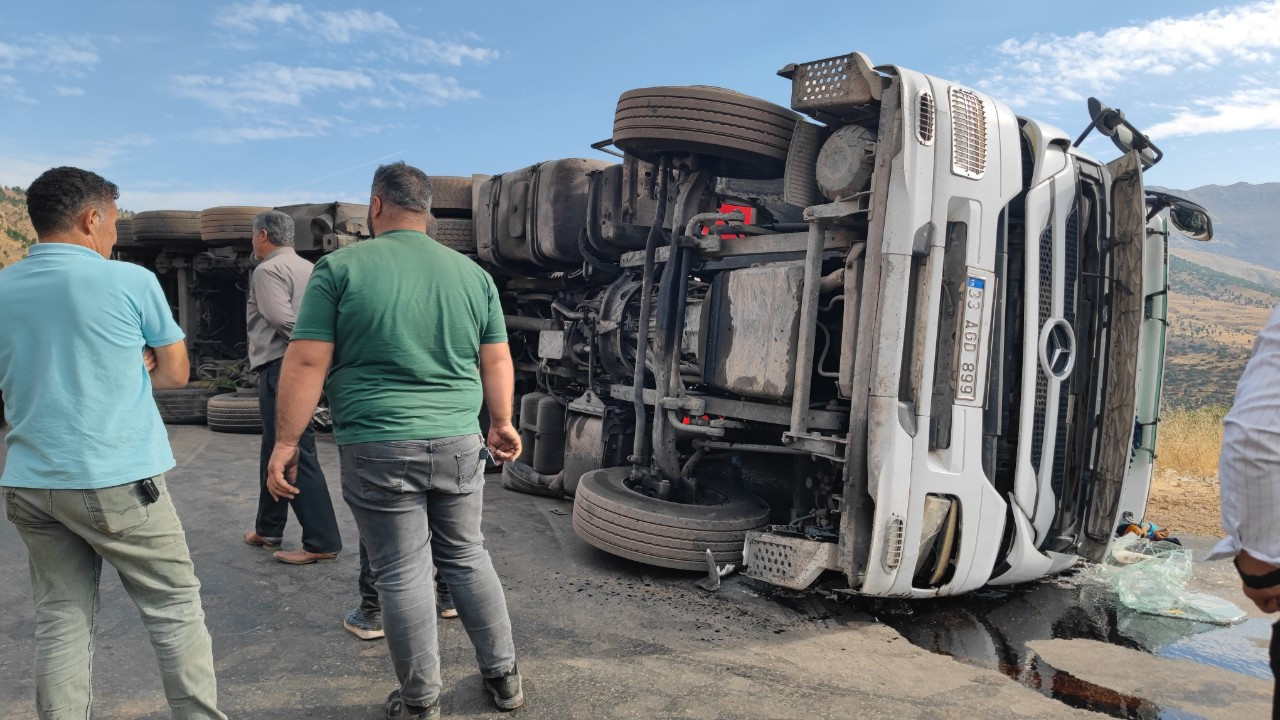 Kömür Yüklü Tır Devrildi: Siirt-Şırnak Karayolu Trafiğe Kapandı