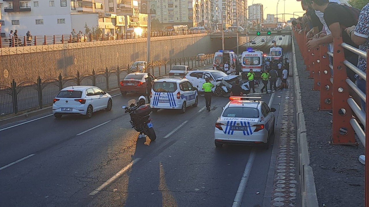 Diyarbakır’da Motosiklet ile Otomobil Çarpıştı: 5 Yaralı