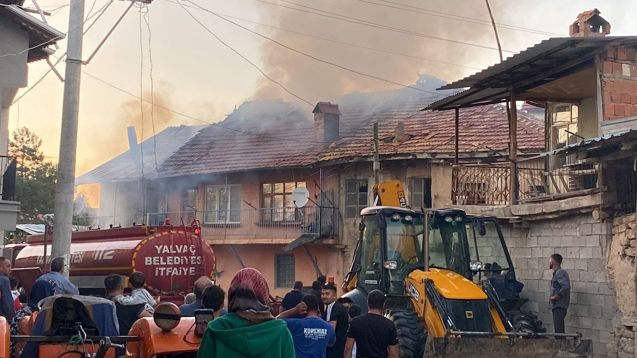 Isparta’da Bitişik İki Evde Büyük Yangın