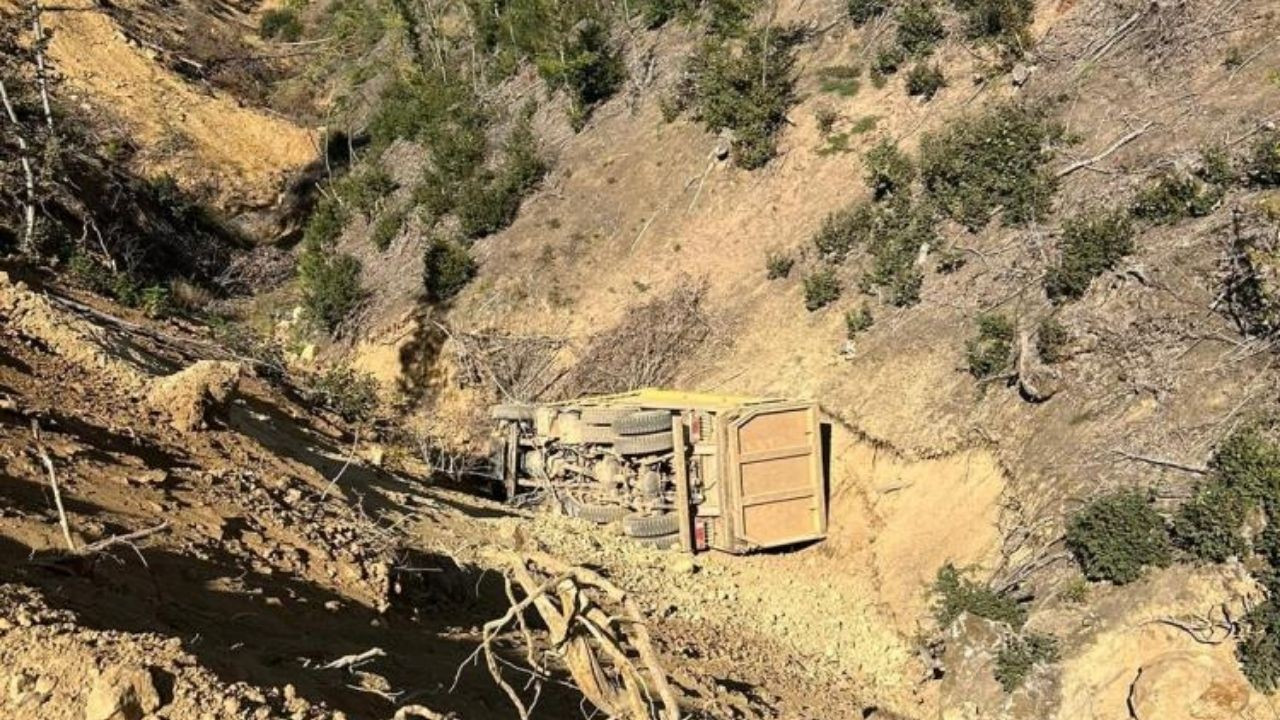 Toprak Yüklü Kamyon Uçuruma Yuvarlandı, Sürücü Hayatını Kaybetti