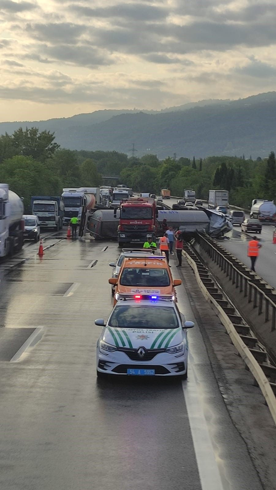 Anadolu Otoyolu'nda Tır Devrildi: Kilometrelerce Araç Kuyruğu - Sayfa 1