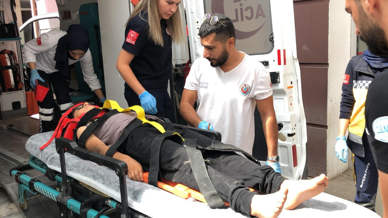 Traktörün römorkundan düşen çocuk yaralandı