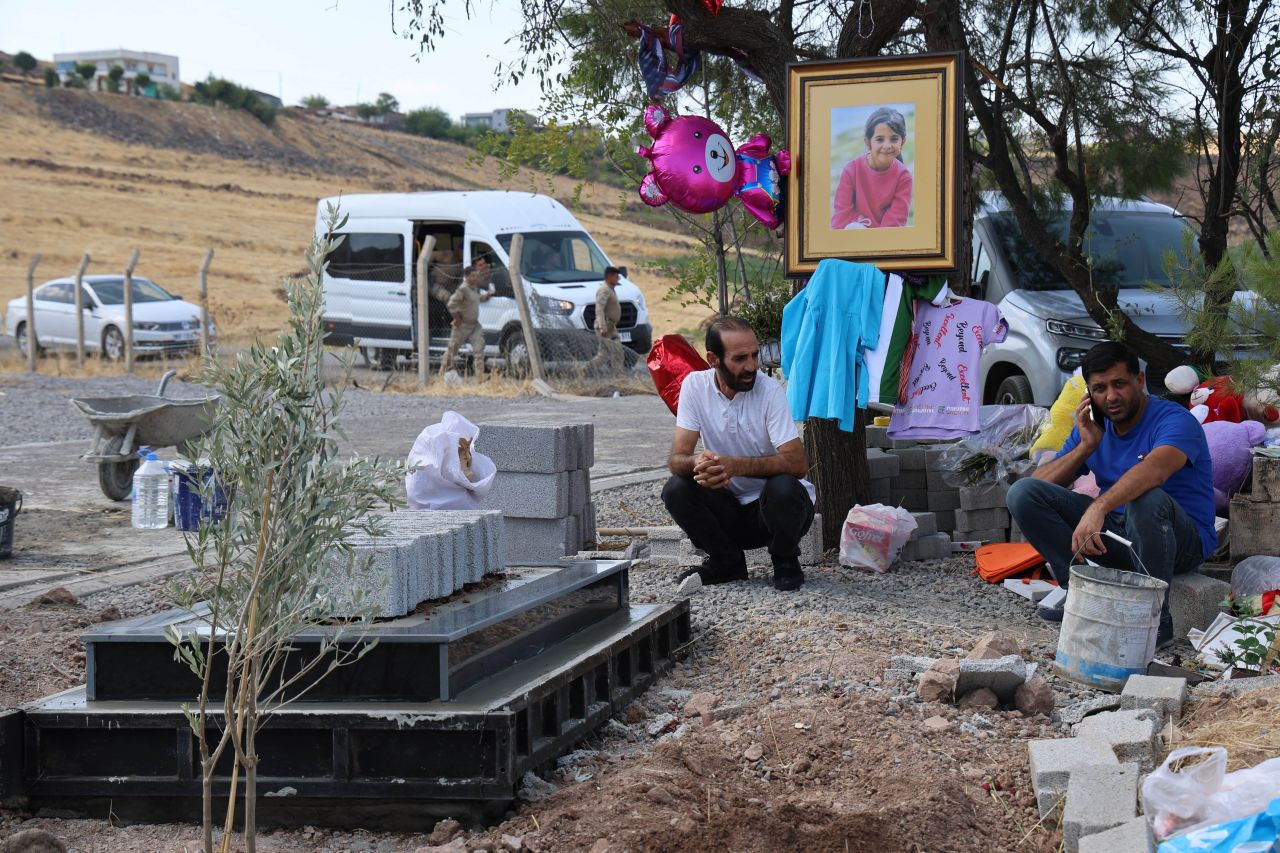 Narin Güran'ın Mezarı Yapıldı: Vatandaşlar Dualar ve Oyuncaklarla Anıyor - Sayfa 1