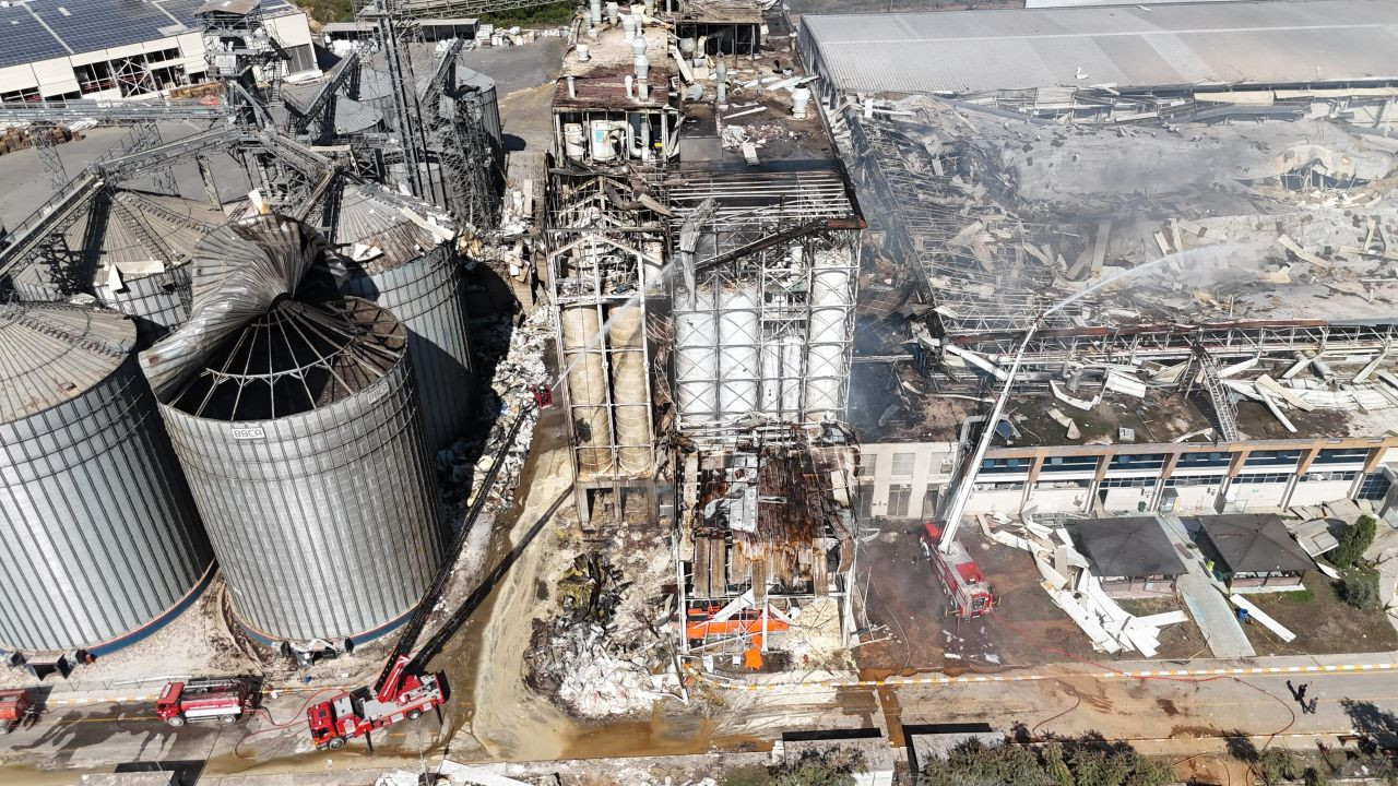 Hendek'teki Fabrika Patlamasında Soğutma Çalışmaları Sürüyor - Sayfa 1